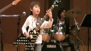 For vildt! 8-årig japaner giver den fuld spade