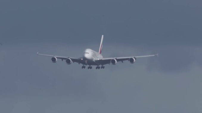 Se ikke denne video hvis du har flyveskræk – helt ekstrem landing med kæmpefly