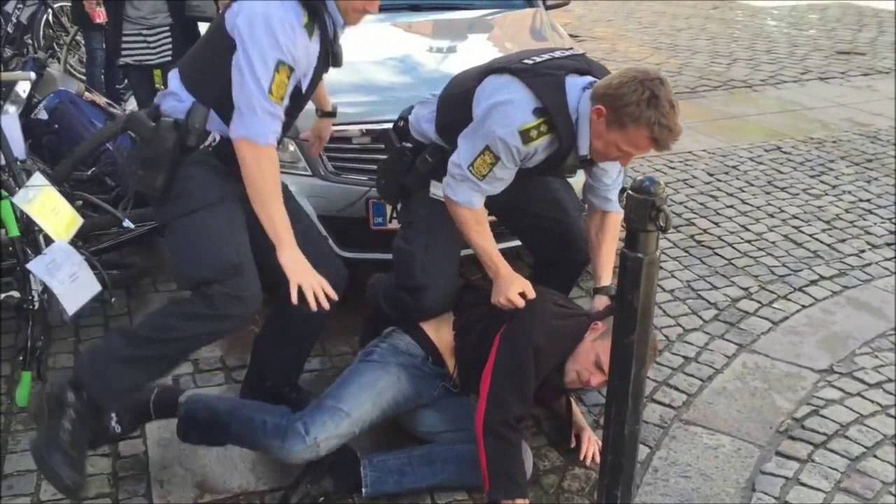 Dansk politi uddeler rigelige mængder af knippelsuppe