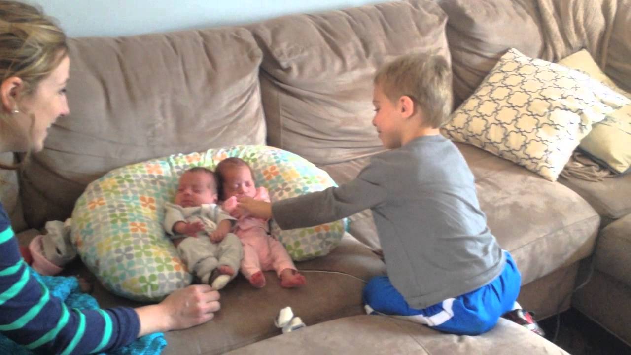 Storebror møder nyfødte søskende for første gang