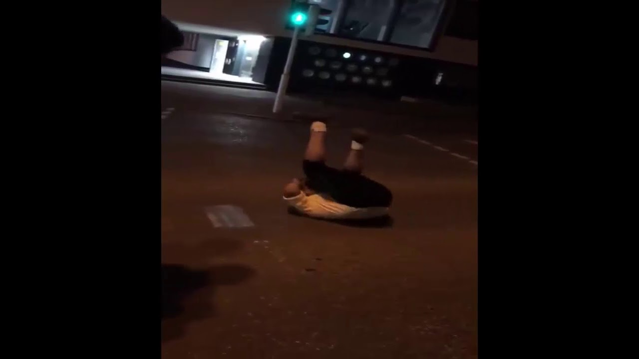 BRUTAL VIDEO: Her slår en ung muslim tilfældig dreng ned, fordi han drikker øl