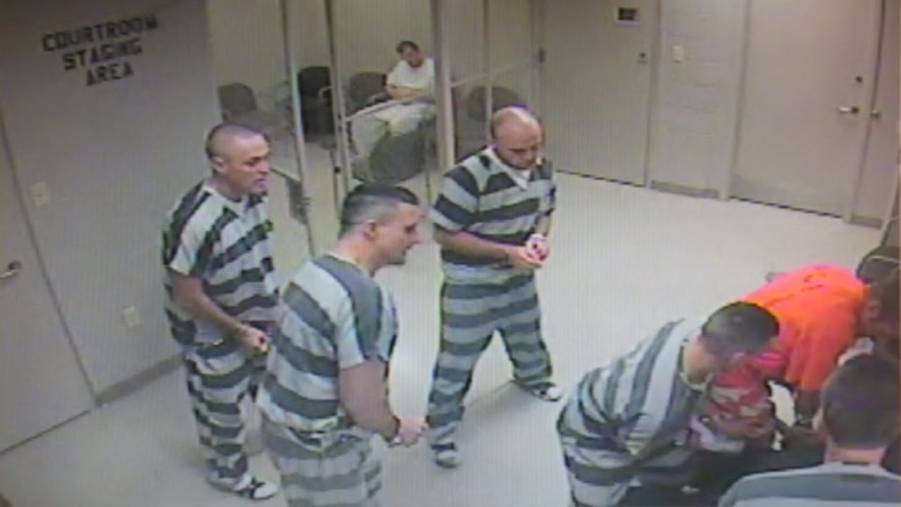 Indsatte bryder ud af celle, for at redde fængselsbetjent
