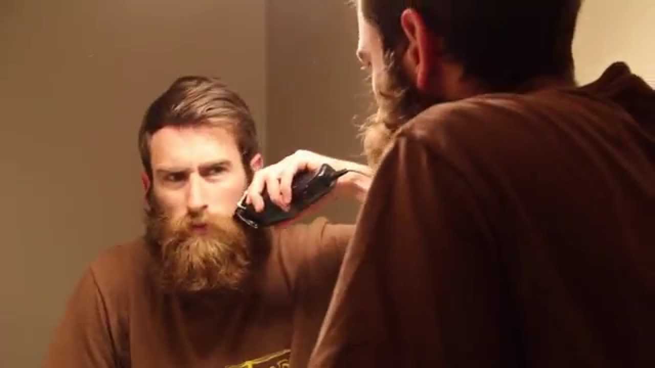 Mand barberer stort skæg af som julegave til mor