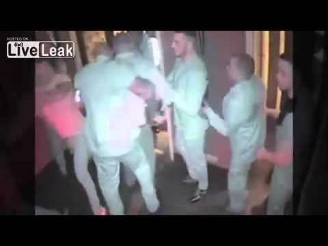 VIDEO: Her bliver dørmand stukket med kniv i ryggen