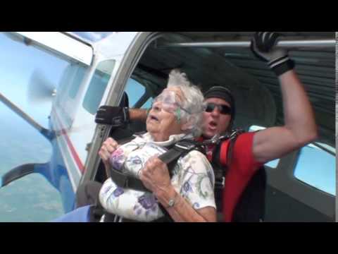 SKØN VIDEO! 90-årig springer ud i faldskærm – og elsker det!