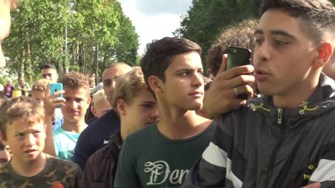 VIDEO: Indvandrer truer partileder: “Min datter kommer efter dig”