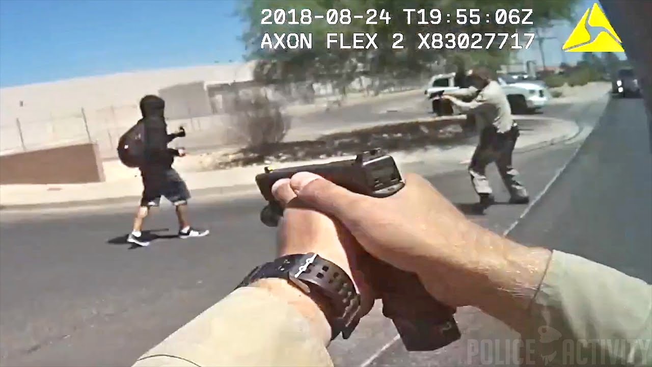 Voldsom video: Politiet skyder knivstikker ned