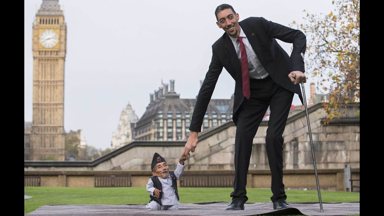 VIDEO: Her mødes verdens højeste mand med verdens laveste mand