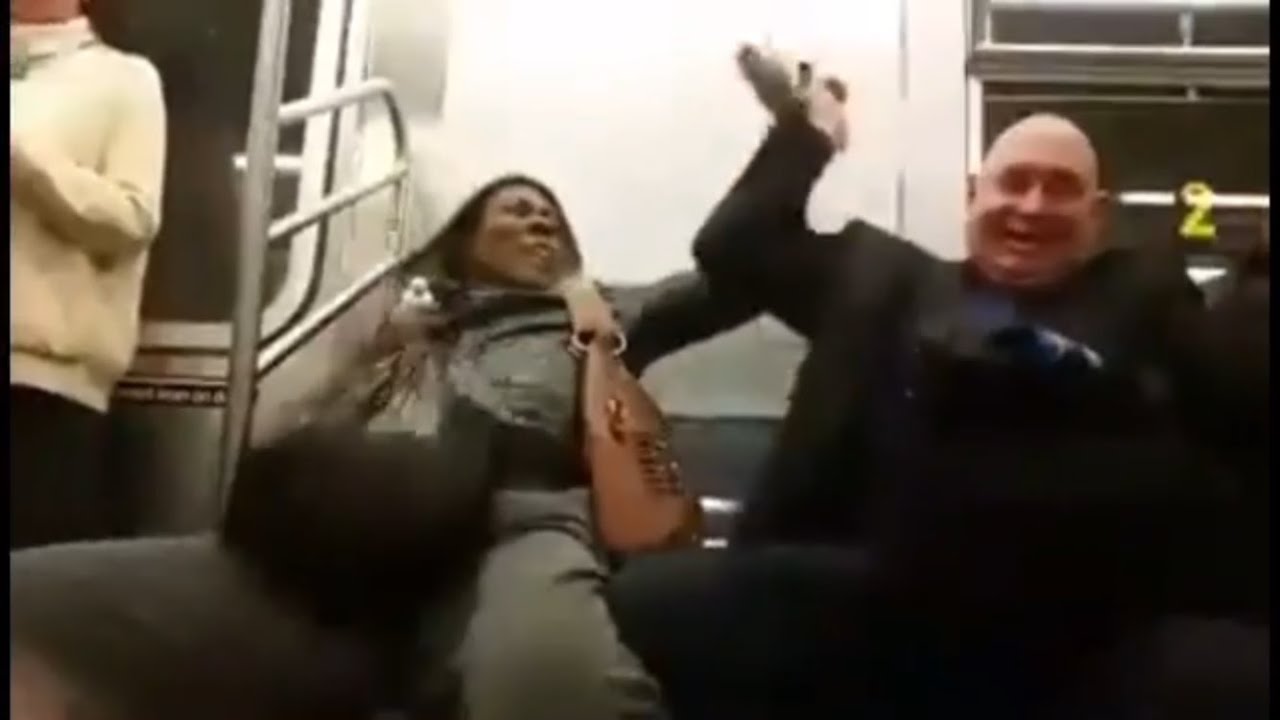 WHAT?! Kvinde går amok, da en mand sætter sig ved siden af hende i toget!