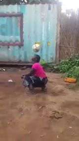 Denne afrikanske pige er mester med en fodbold!