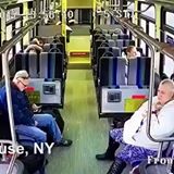 Passagerer skriger: Bil kører med fuld fart ind i bus!