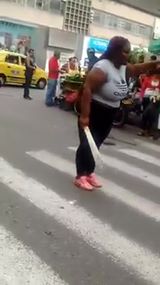 Tør du at se? Denne kvinde jonglerer med sværd!
