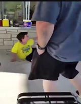 VIDEO: Dreng er næsvis – mand slår ham ned!
