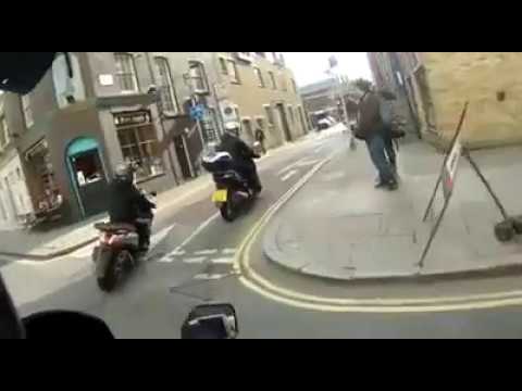 VIDEO: Tyv stjæler scooter og kører galt. Er det fortjent?