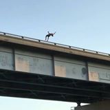 VILD VIDEO! Mand springer ud fra bro