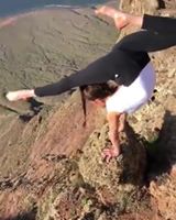 WOW! Pige laver akrobatik på farlig klippe!