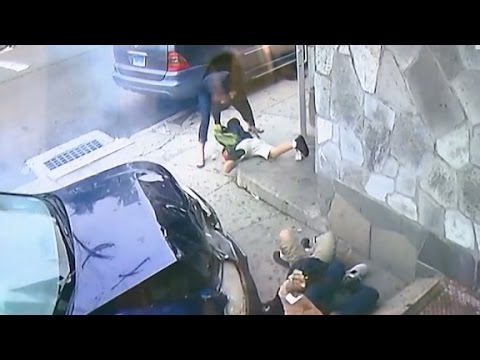 VIDEO: Her springer kvinde ind foran bil, for at redde en dreng!