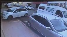VIDEO: Mand bliver klemt i carport