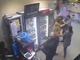VIDEO: Pige slår mand i gulvet med et slag!