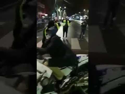 VIDEO: Indvandrere angriber politibetjente på motorcykler!