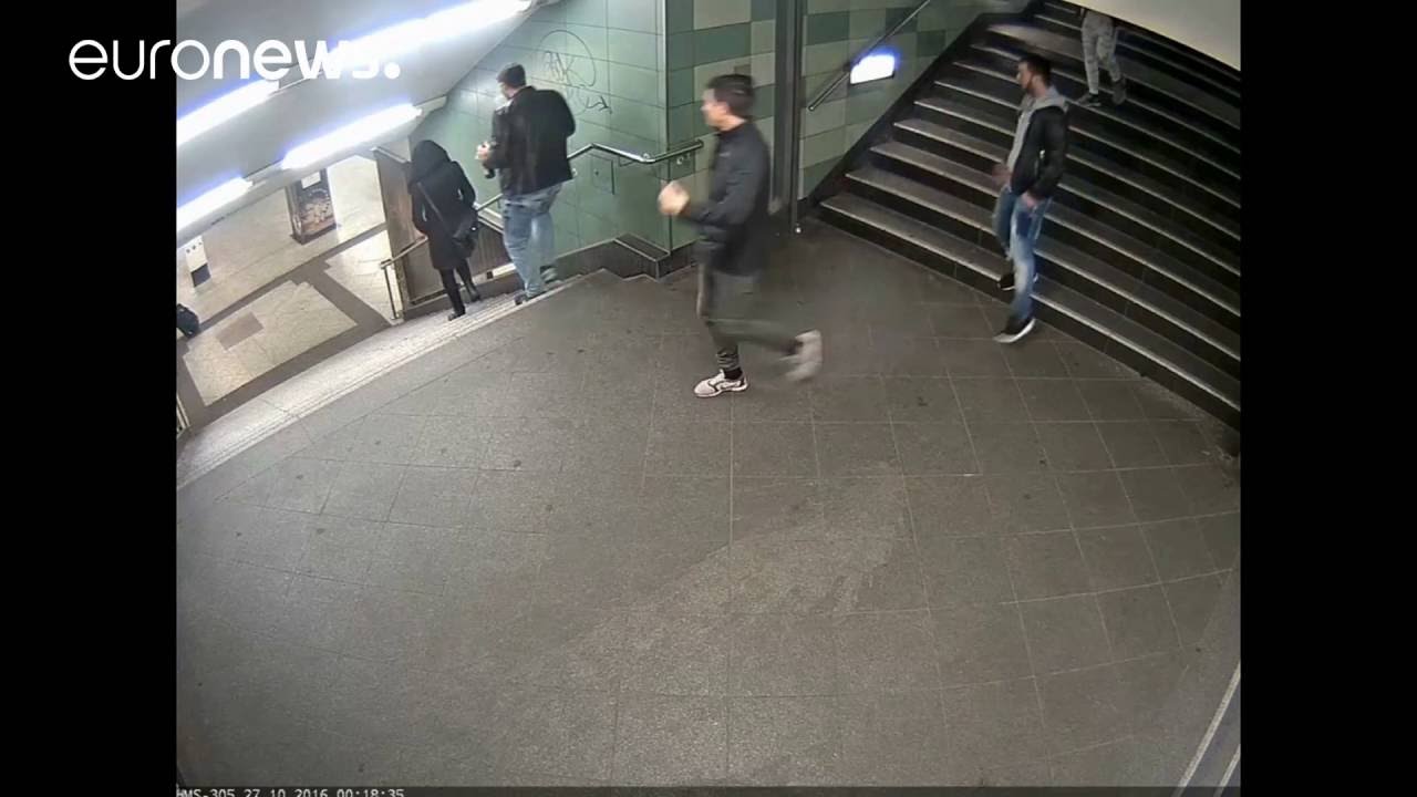 VIDEO: Uskyldig kvinde sparket ned ad trapper af udlænding!