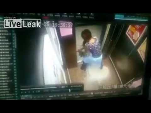 Skrækkelig video: Her får lille pige klemt sin hånd i elevatoren!