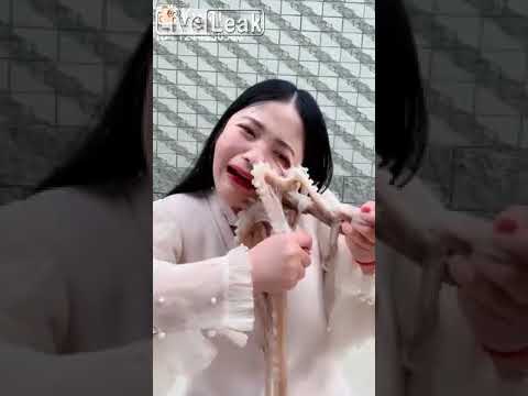 VIDEO: Blæksprutte sidder fast til kvindes ansigt