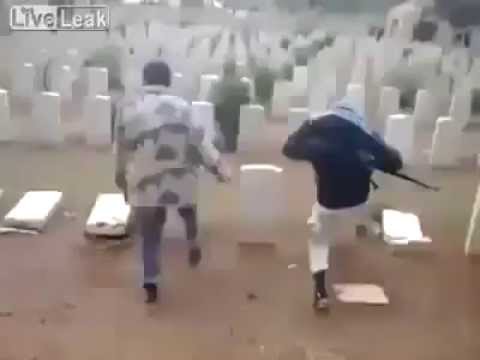 VIDEO: Her smadrer de gravene på kirkegård!