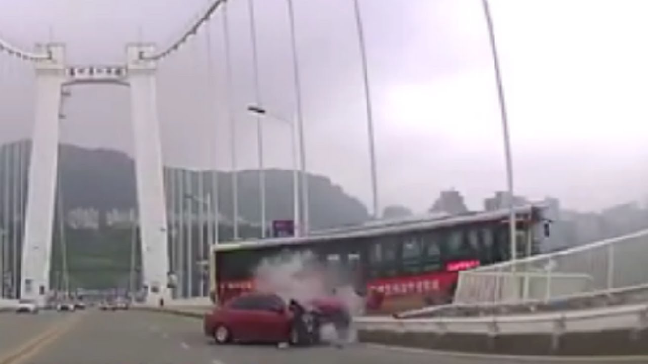 VIDEO: Kvinde går amok på buschauffør, som derefter kører ud over bro!