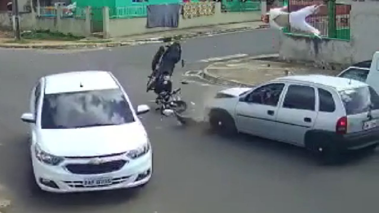 Vildt trafikuheld! Motorcyklist lander på taget af bil!