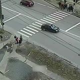 VIDEO: Mand løber ud foran bil og bliver påkørt!